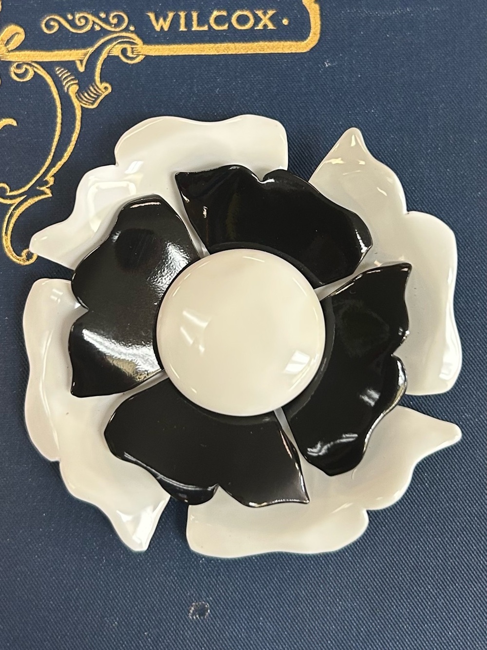 St. John Black White Enamel Flower Brooch Vintage - Picture 5 of 9